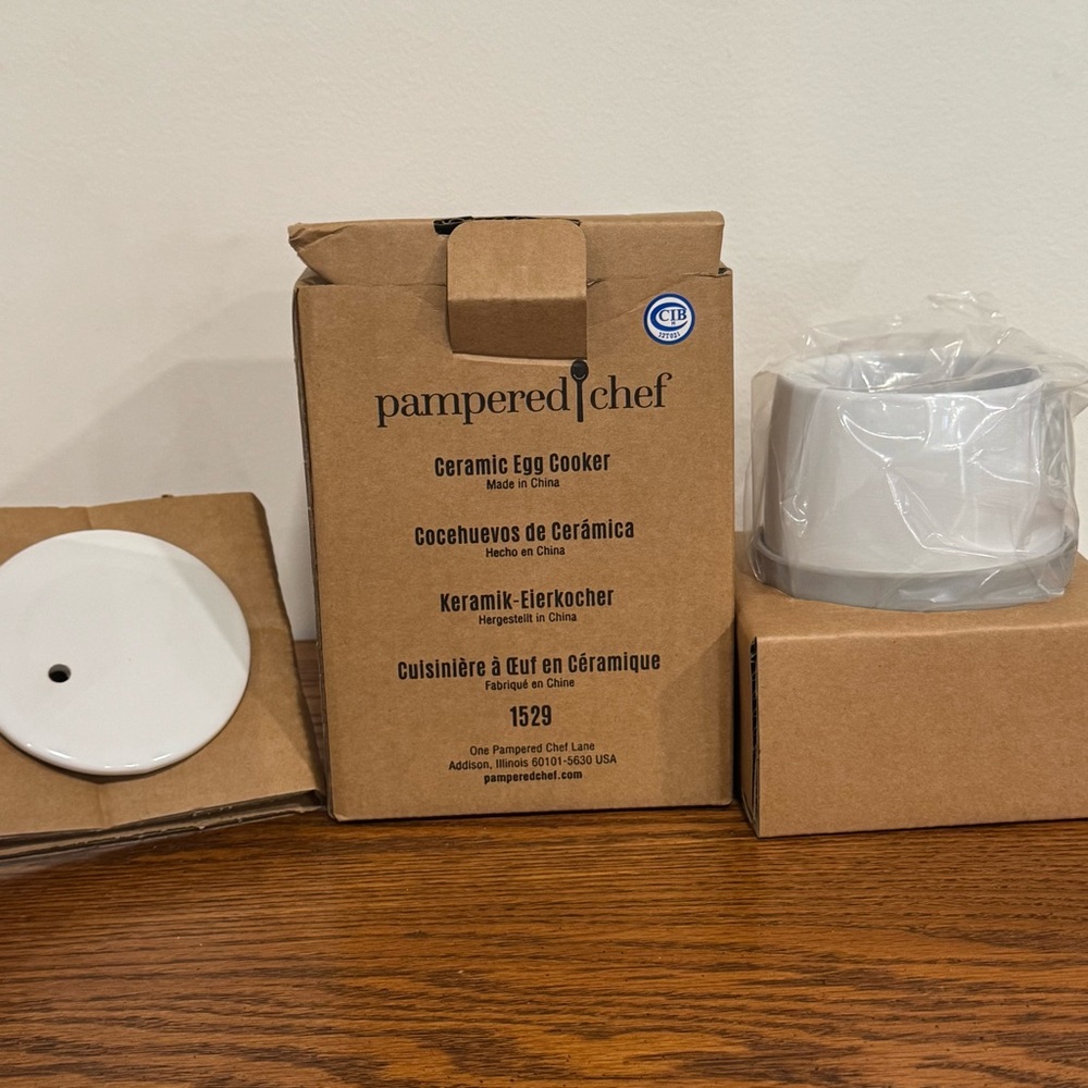 NEW IN BOX The Pampered Chef Ceramic Egg Cooker Microwave Oven